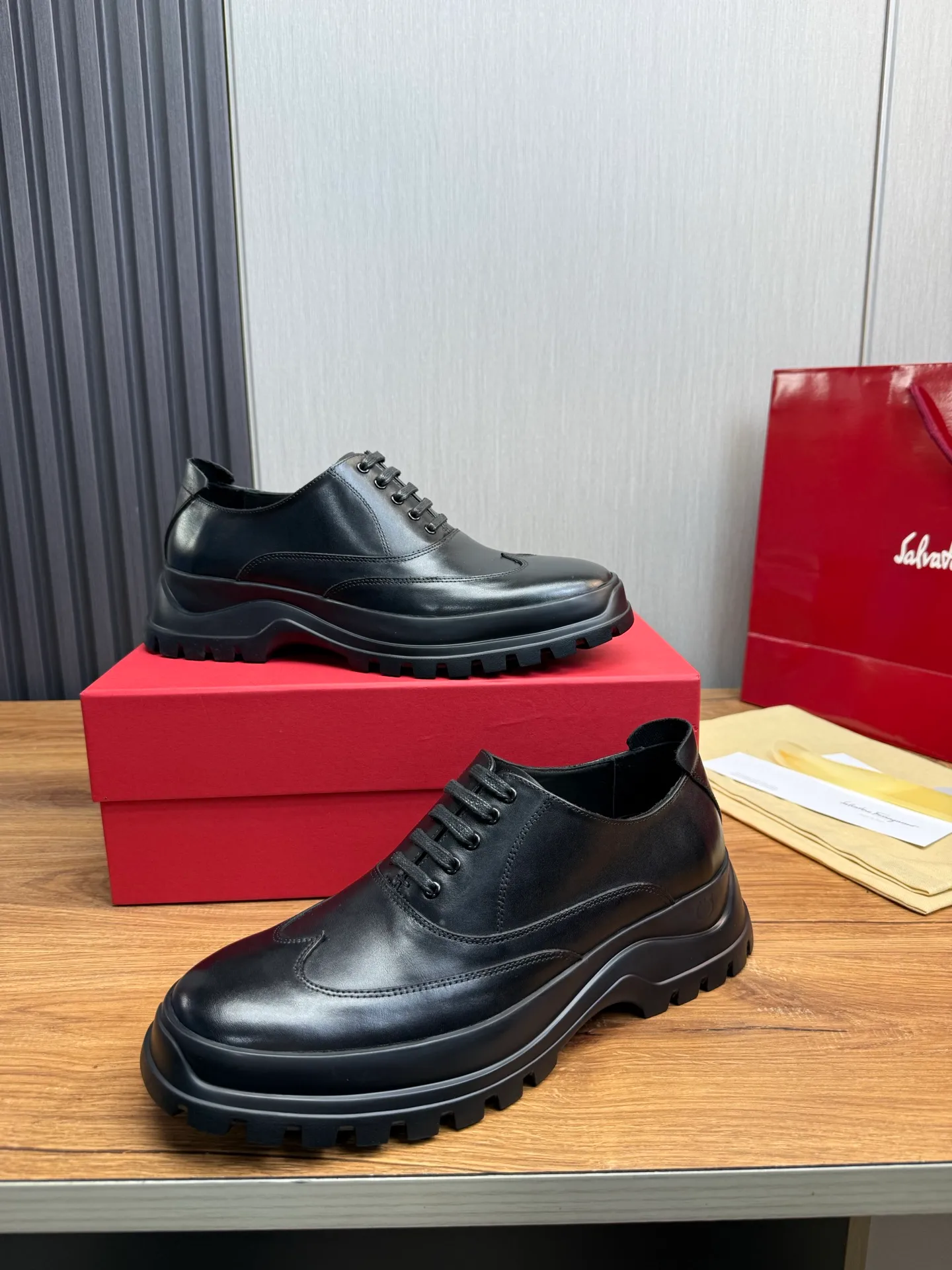 Men's shoes 💰880💰 Ferragamo. [Ferragamo] Men's Loaf leather shoes, the latest hot style, 1:1 original purchase quality, top quality, imported open-edge beaded cowhide leather on the upper, hand-made three-dimensional stitching highlights the round toe design, the inner feet are made of imported cowhide, with original wear-resistant rubber outsole, matching code 39-44, (38, 45 custom-made, non-refundable)